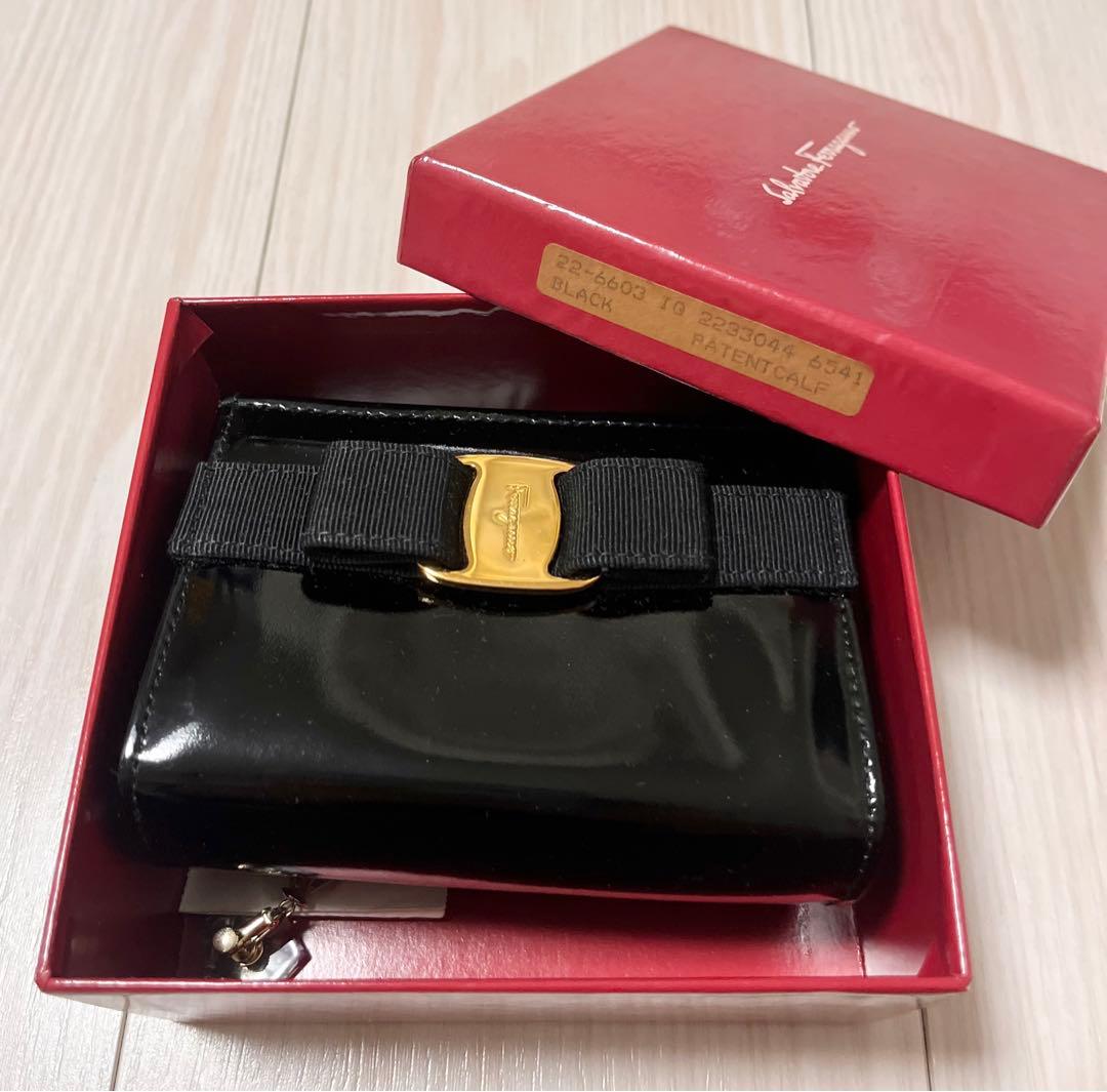 フェラガモ　ヴァラ　ケース　エナメル　黒　キーリング付ポーチ