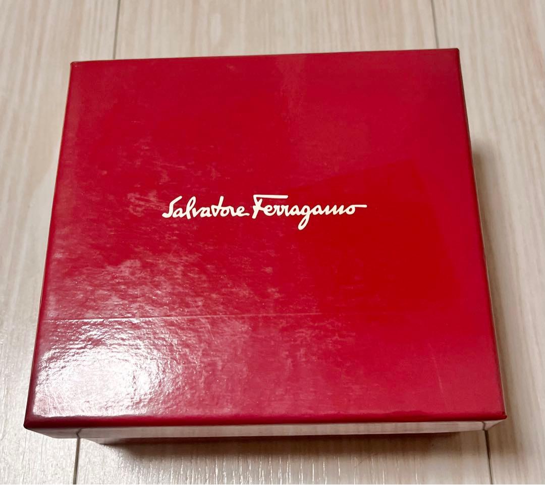 フェラガモ　ヴァラ　ケース　エナメル　黒　キーリング付ポーチ