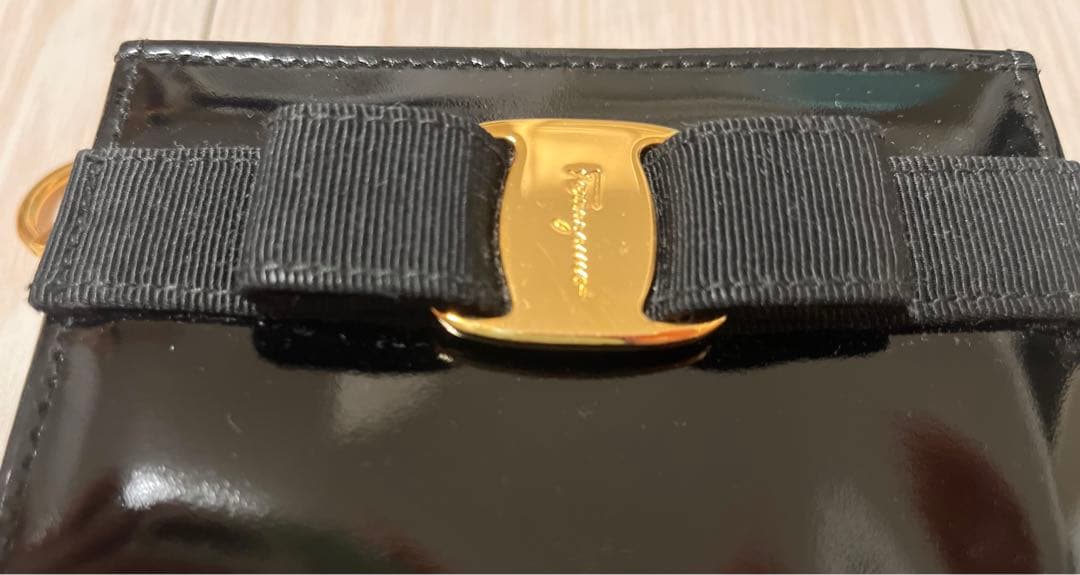 フェラガモ　ヴァラ　ケース　エナメル　黒　キーリング付ポーチ