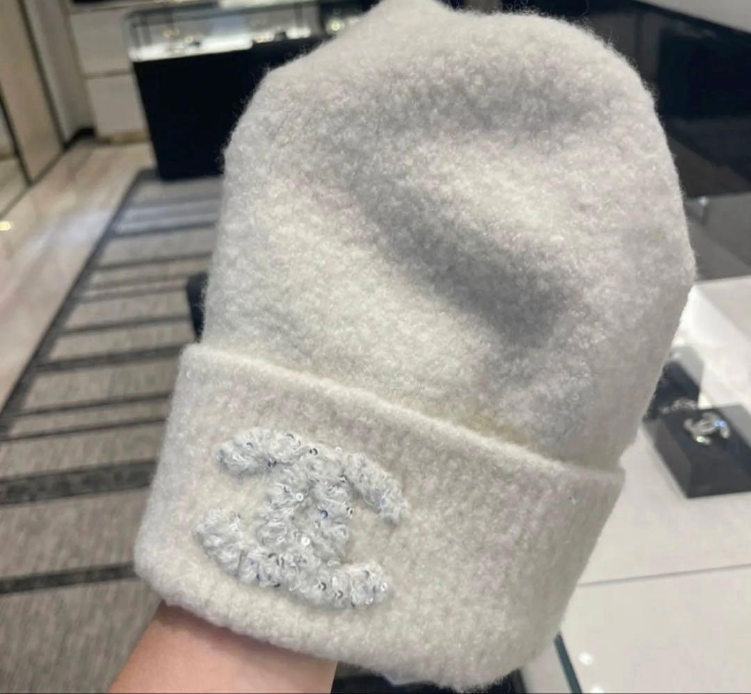 CHANEL ホワイト　ニット帽　新作❤️ 光るスパンコール付き