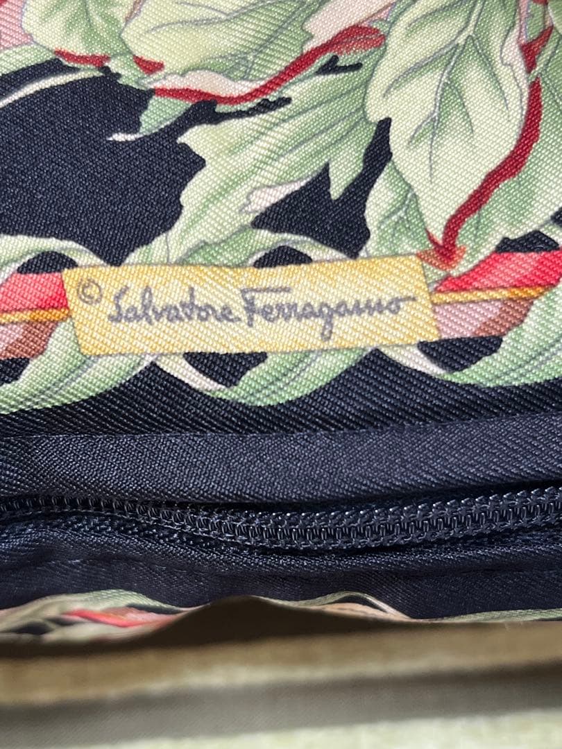 Salvatore Ferragamo クッション 花と鳥