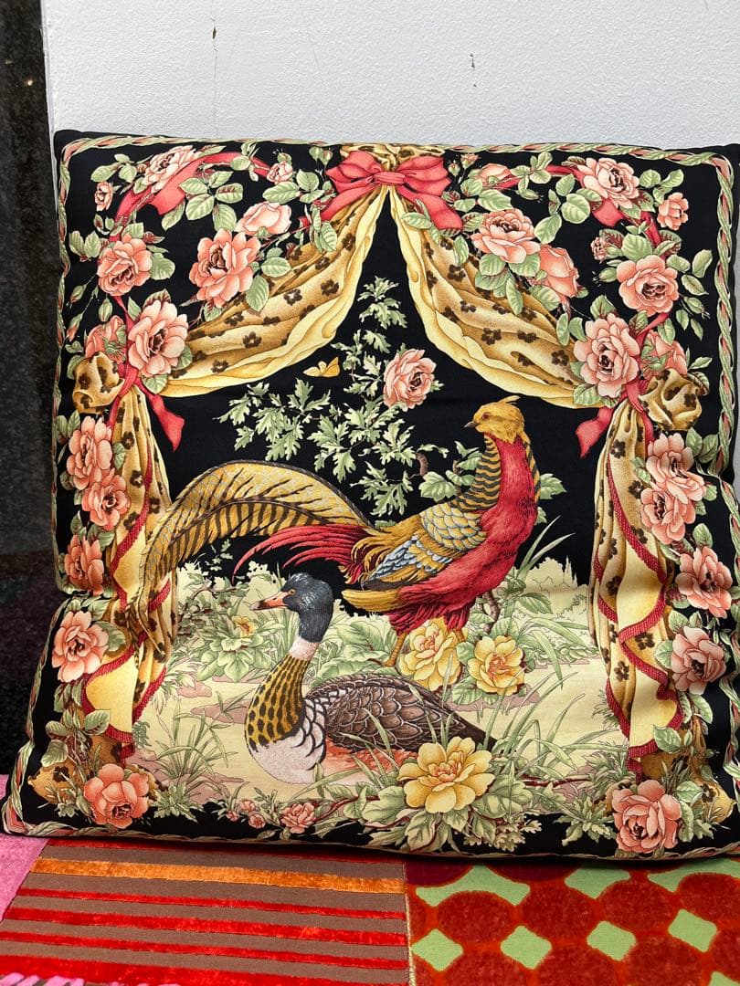 Salvatore Ferragamo クッション 花と鳥