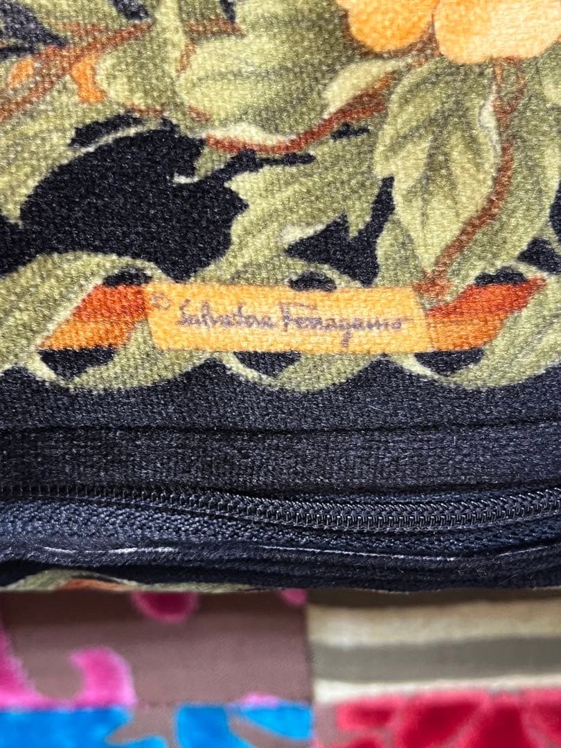 Salvatore Ferragamo クッション 花と鳥