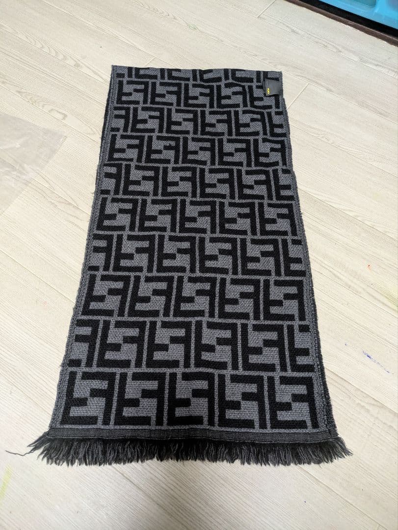 とてもかわいい暖かいFendi ロゴマフラー