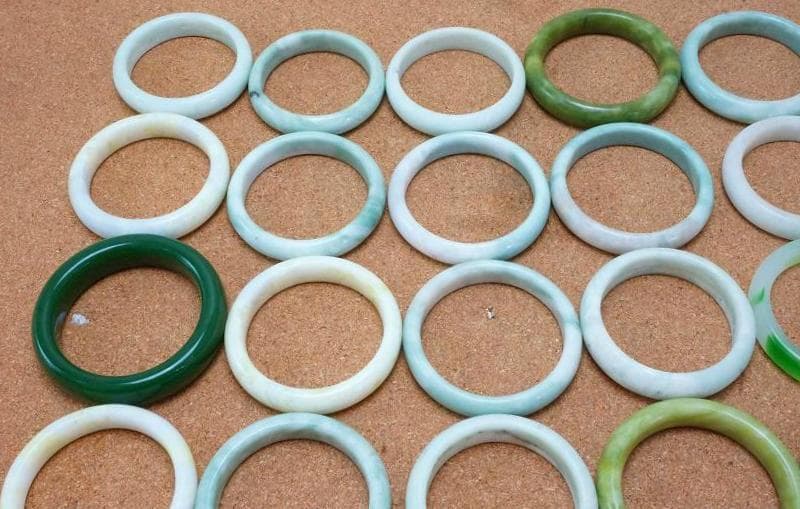 緑石 翡翠 等 バングル 30点 Nm25-241027H2