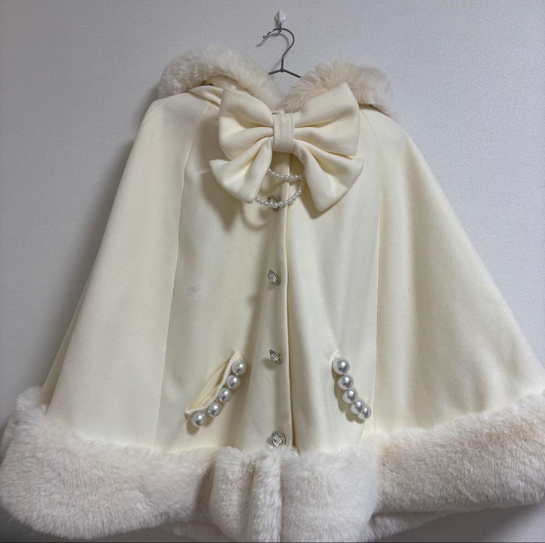 ^*^様 リボン付きボリュームファーフードケープコート ホワイト MARS