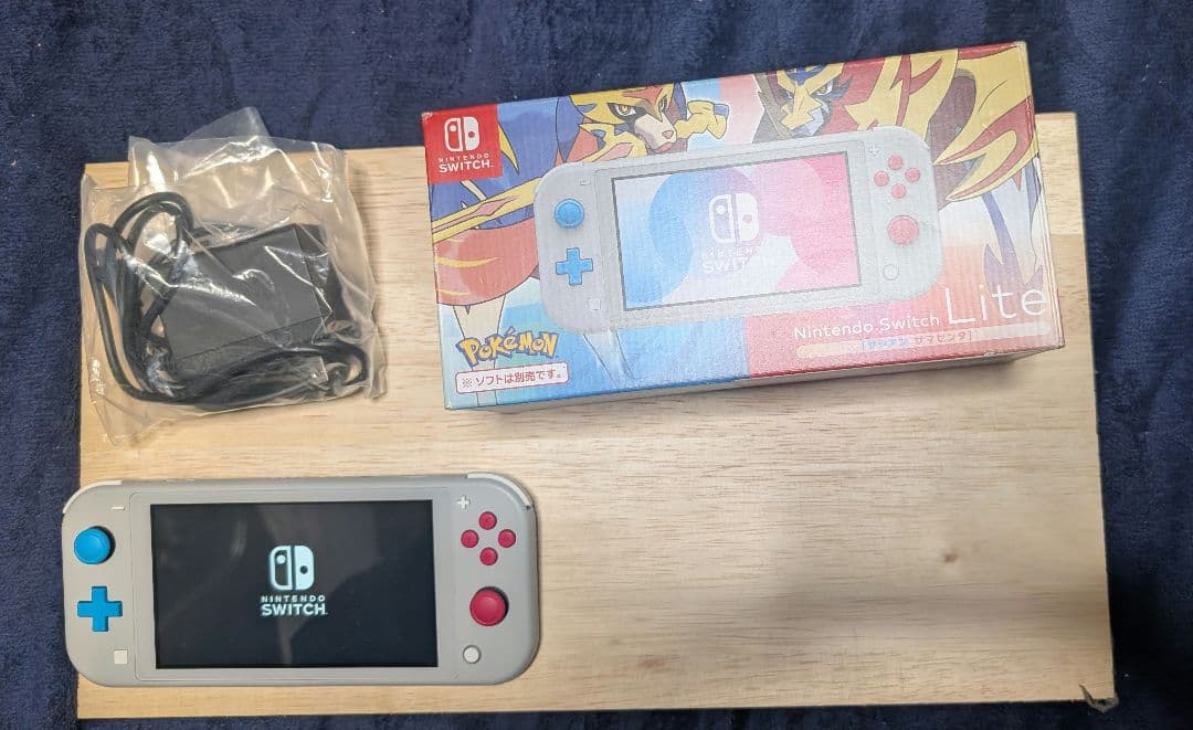 ニンテンドースイッチライト　　ポケモン特別デザイン