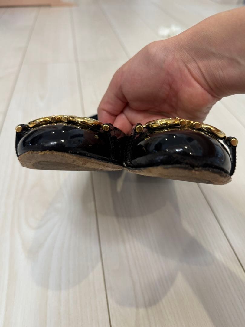 サルバトーレフェラガモ エナメルパンプス