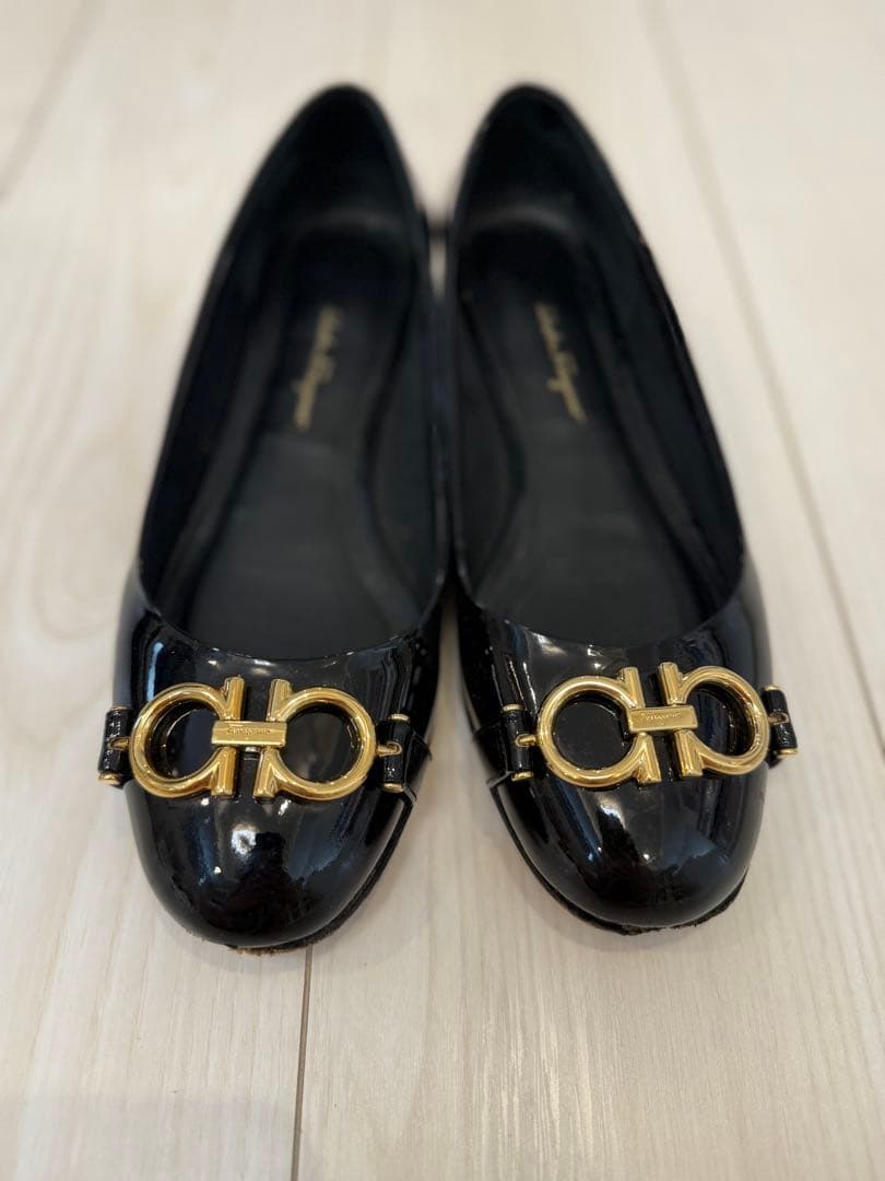 サルバトーレフェラガモ エナメルパンプス