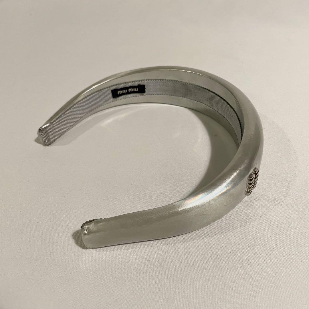 miu miu ミュウミュウ カチューシャ パテントレザー ヘッドバンド