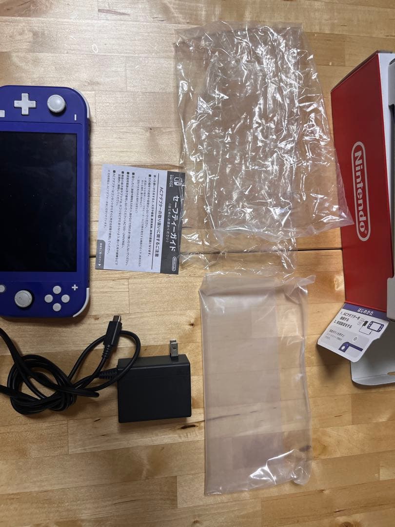 【美品】ニンテンドー Switch Lite ブルー 本体、アダプター、箱付き