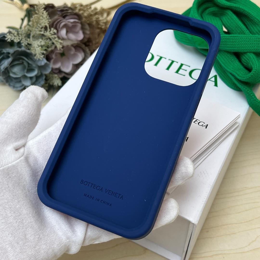 極美品 ボッテガヴェネタ iPhone14Proケース イントレチャート レッド