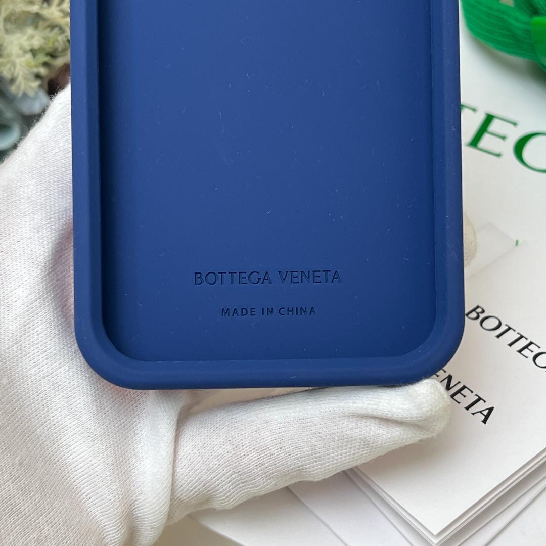 極美品 ボッテガヴェネタ iPhone14Proケース イントレチャート レッド