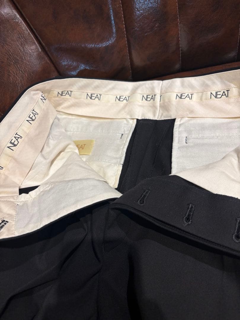 NEAT ブラック スラックス 2プリーツ コットン100 サイズ48