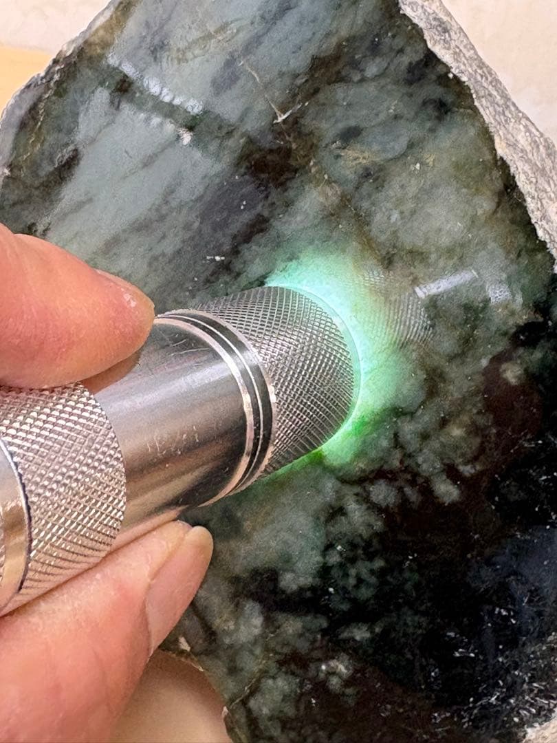 ミャンマー産天然本翡翠原石2748g 1面カット磨き済み 大迫力のお品