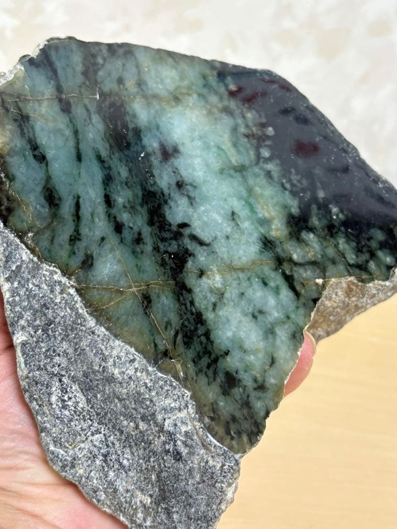 ミャンマー産天然本翡翠原石2748g 1面カット磨き済み 大迫力のお品