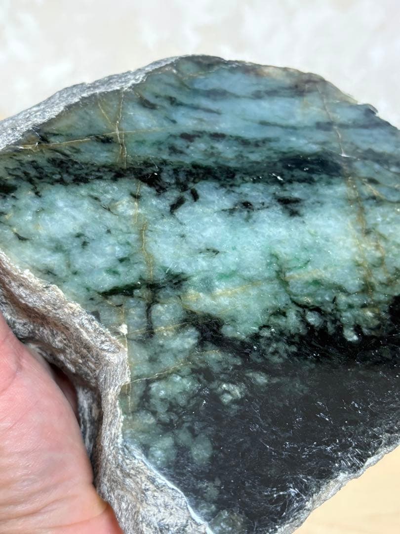 ミャンマー産天然本翡翠原石2748g 1面カット磨き済み 大迫力のお品