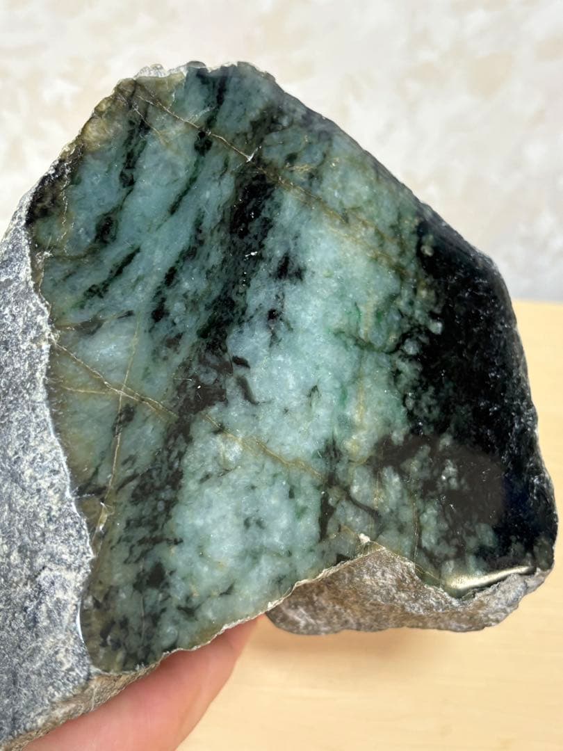 ミャンマー産天然本翡翠原石2748g 1面カット磨き済み 大迫力のお品