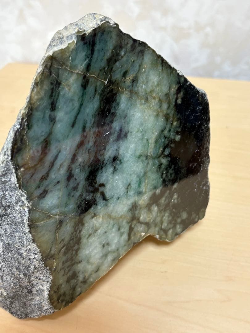 ミャンマー産天然本翡翠原石2748g 1面カット磨き済み 大迫力のお品