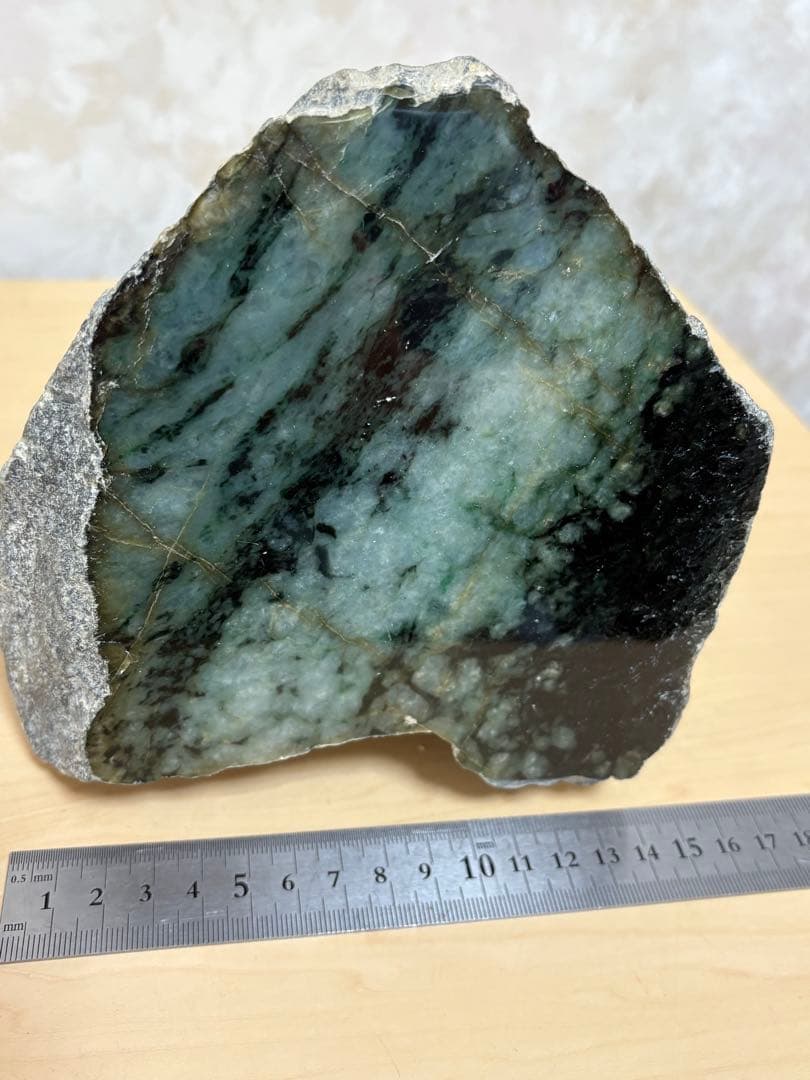 ミャンマー産天然本翡翠原石2748g 1面カット磨き済み 大迫力のお品