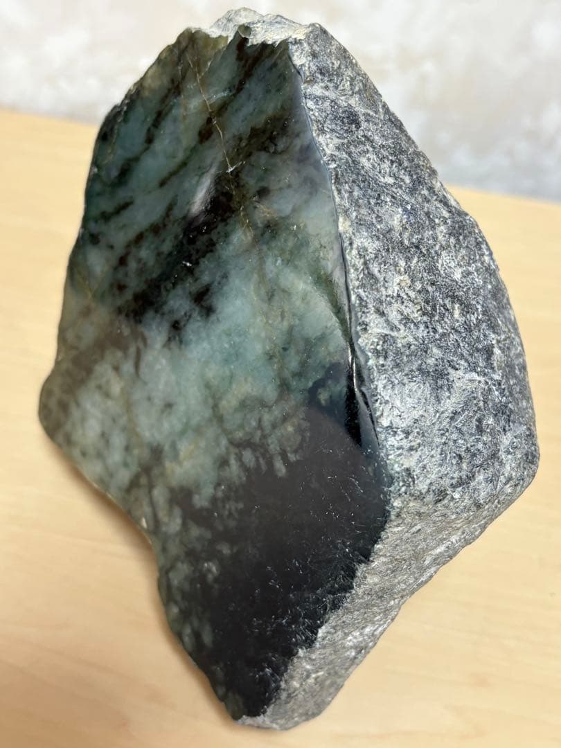 ミャンマー産天然本翡翠原石2748g 1面カット磨き済み 大迫力のお品