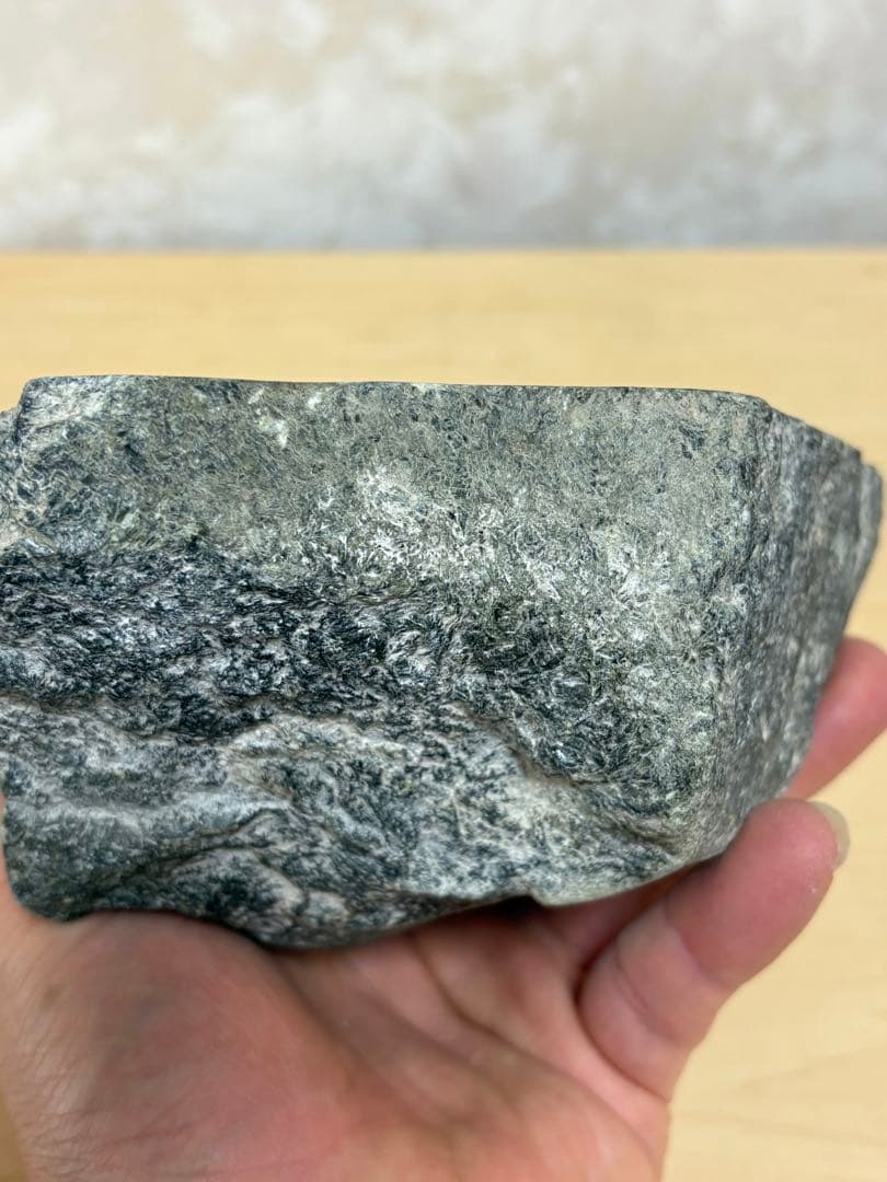 ミャンマー産天然本翡翠原石2748g 1面カット磨き済み 大迫力のお品