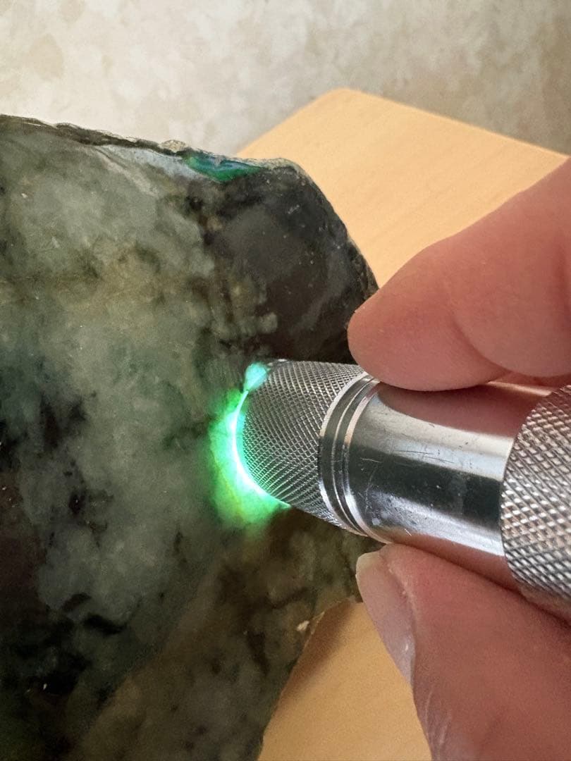 ミャンマー産天然本翡翠原石2748g 1面カット磨き済み 大迫力のお品