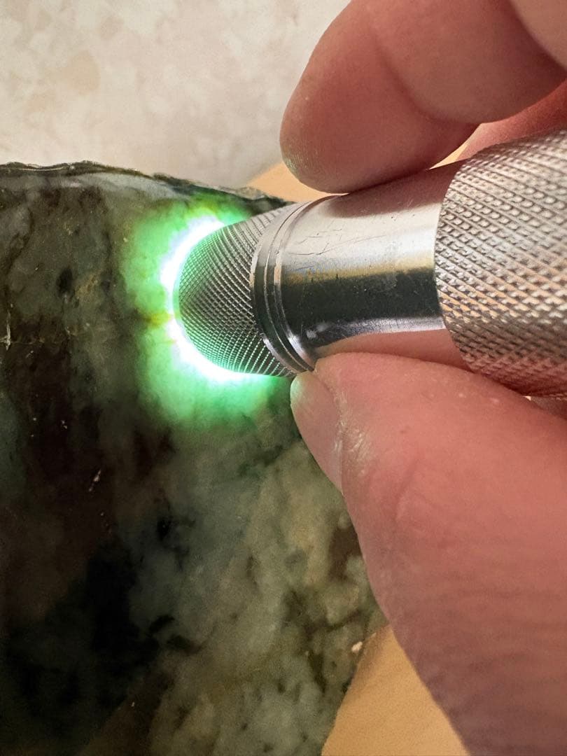 ミャンマー産天然本翡翠原石2748g 1面カット磨き済み 大迫力のお品