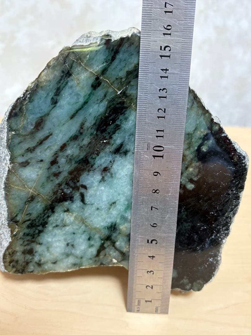 ミャンマー産天然本翡翠原石2748g 1面カット磨き済み 大迫力のお品