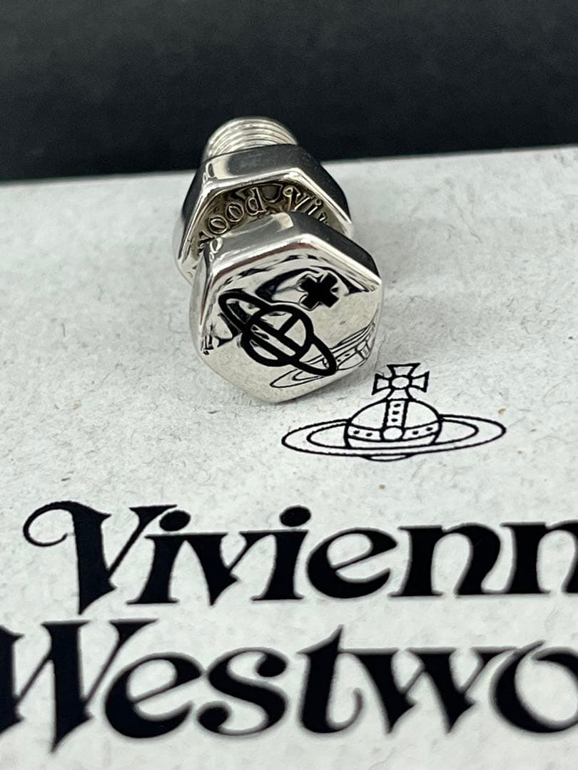 Vivienne Westwood ボルト型ピアス
