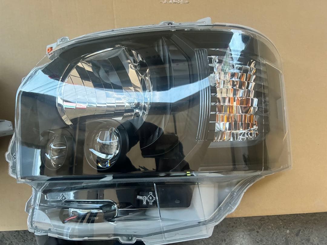 海*蔵様 ハイエース　ヘッドライト　トヨタ純正　新車外し　インナーブラック　4型