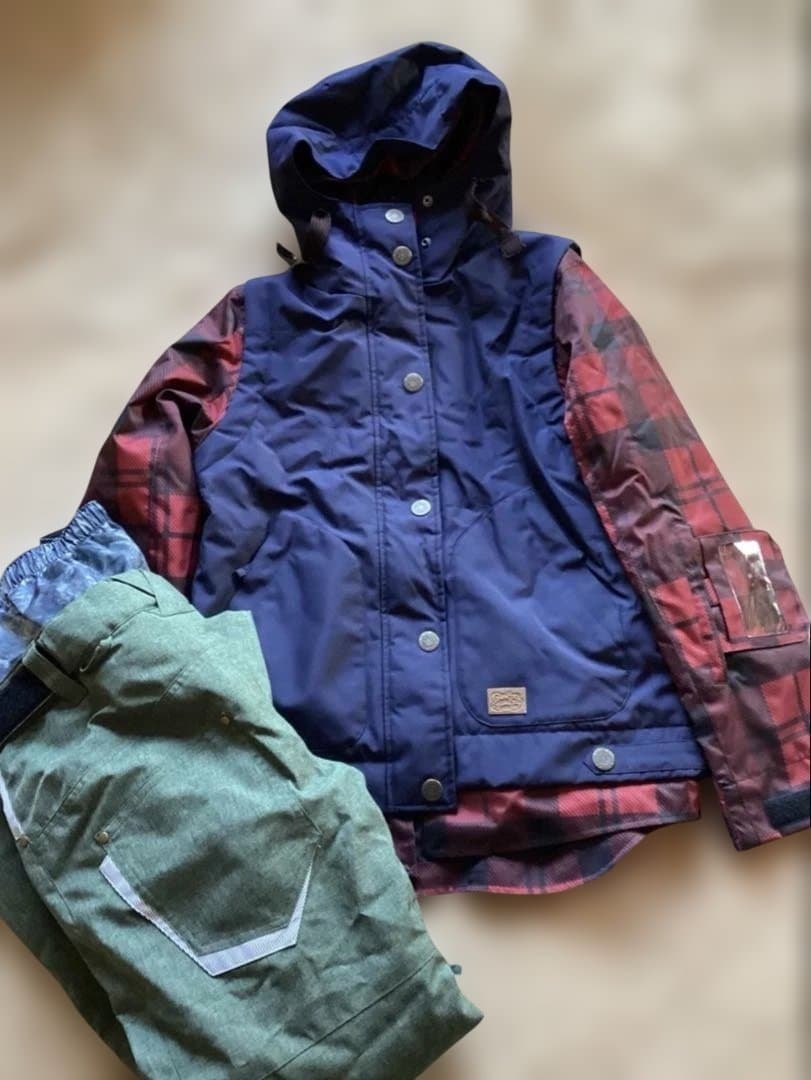 美品　SECRET GARDEN 重ね着風Ｘ カーキ　レディースXS スノボウェ