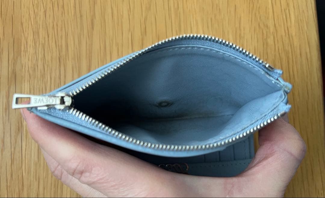 LOEWEアナグラム バーティカル ウォレット スモール（ペブルグレインカーフ）