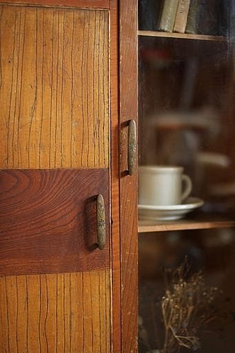 古い小ぶりな木枠ガラス戸棚　収納棚　食器棚　キャビネット　古家具