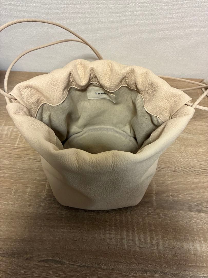 Inswirl インスワール　巾着バッグ　ミディアム　ホワイト　レザー　ETRE