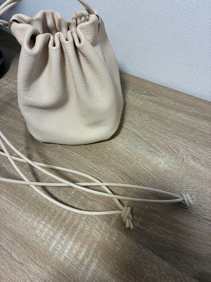 Inswirl インスワール　巾着バッグ　ミディアム　ホワイト　レザー　ETRE