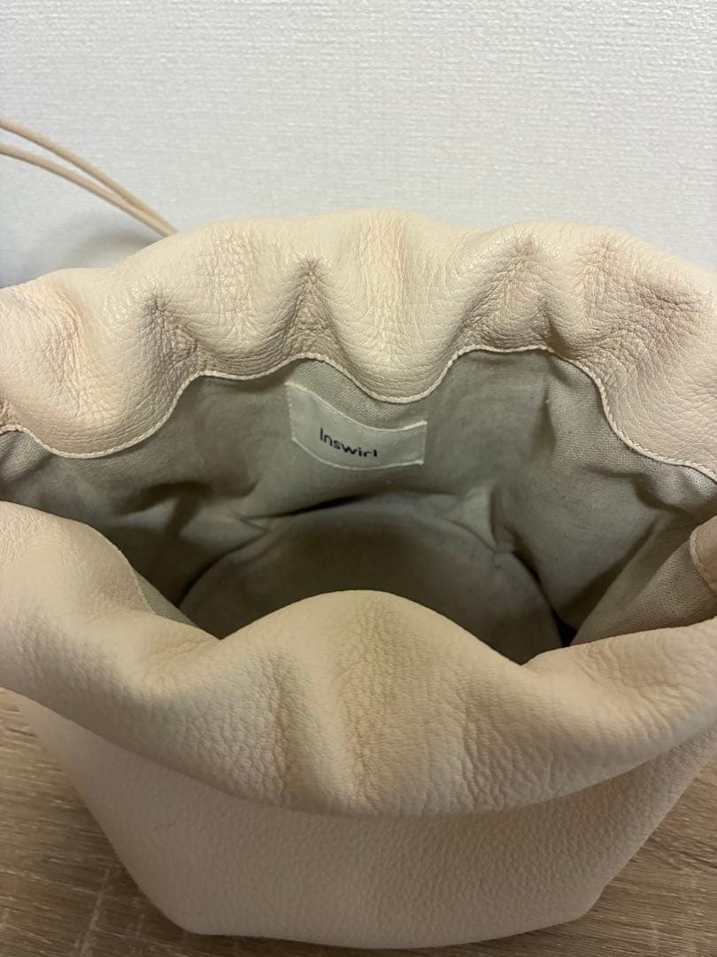 Inswirl インスワール　巾着バッグ　ミディアム　ホワイト　レザー　ETRE