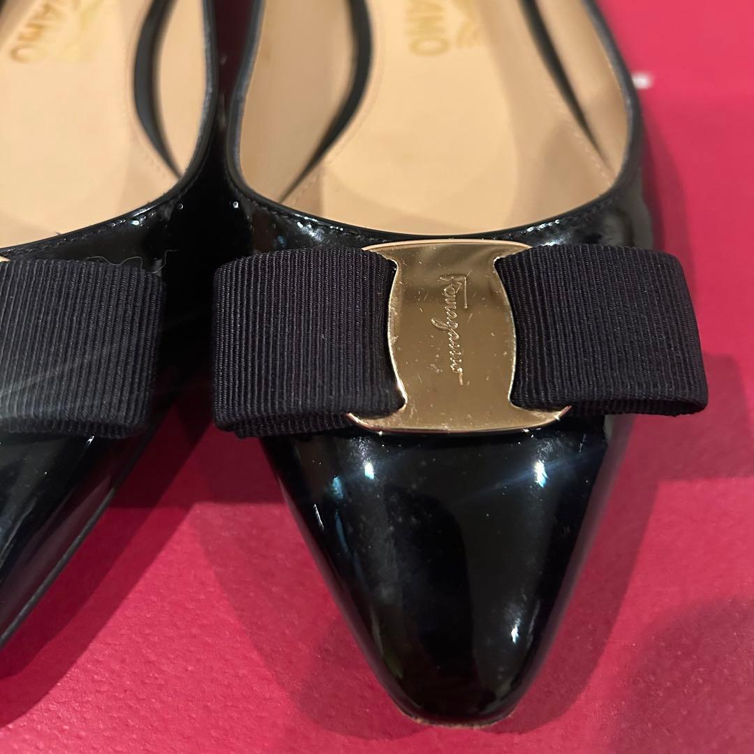 美品　FERRAGAMO VARA ヴァラ パンプス フェラガモ　卒業式　6D