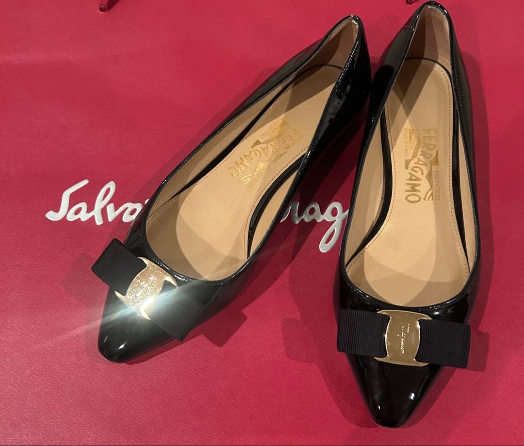 美品　FERRAGAMO VARA ヴァラ パンプス フェラガモ　卒業式　6D
