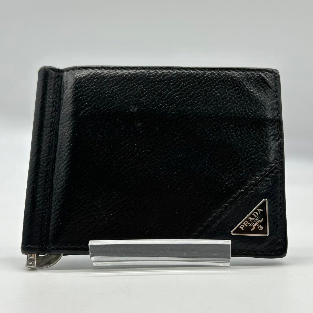 美品　現行　プラダ マネークリップ 二つ 折り財布 シボ革　レザー 三角ロゴ 黒
