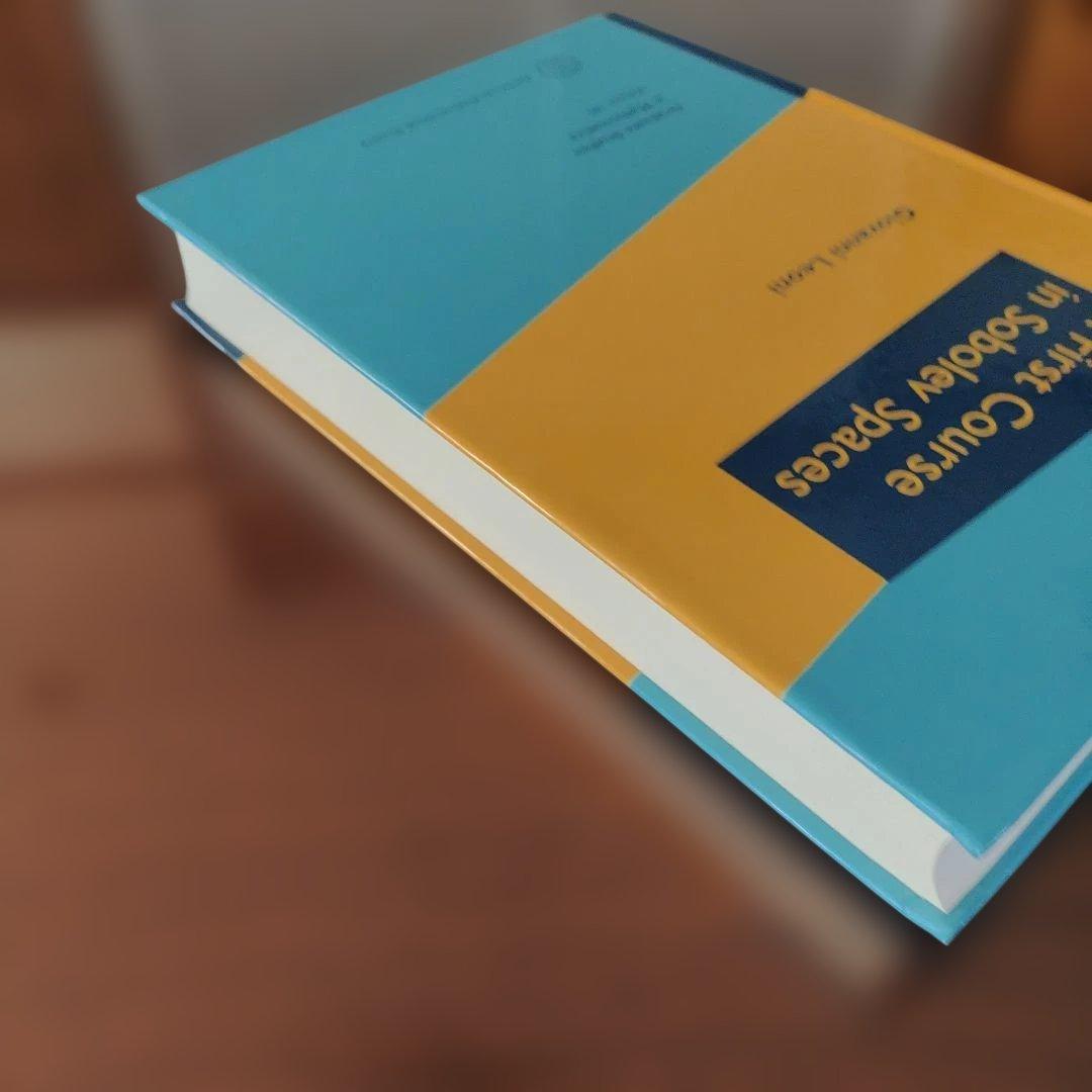 【ハードカバー】A First Course in Sobolev Spaces