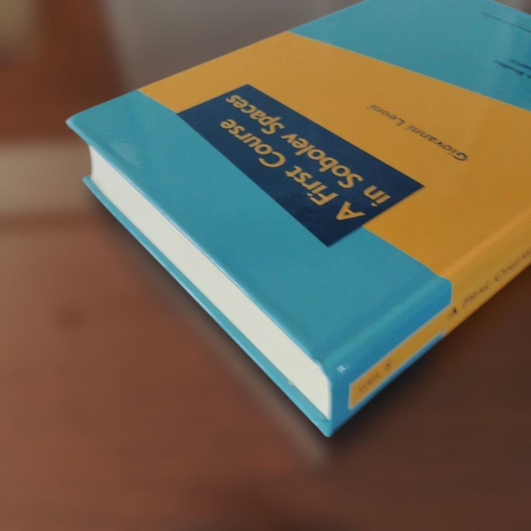 【ハードカバー】A First Course in Sobolev Spaces