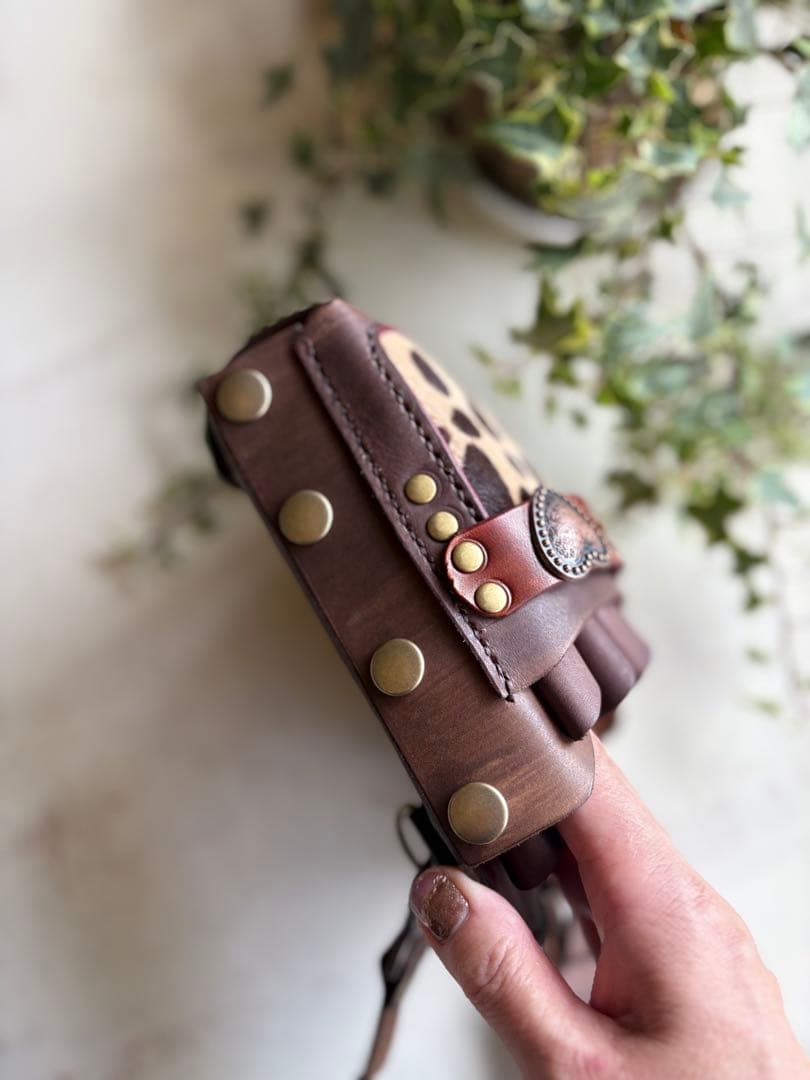 手染めブラウン、 ハラコダルメシアンの大容量シザーケース