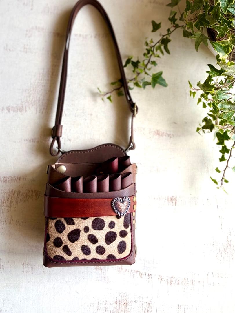 手染めブラウン、 ハラコダルメシアンの大容量シザーケース