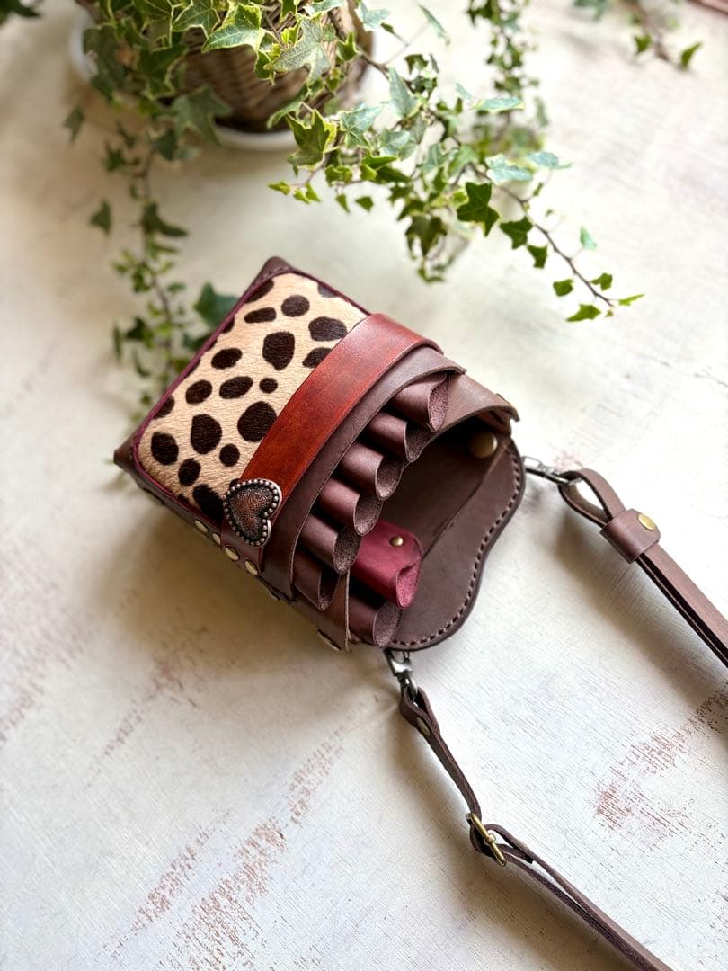 手染めブラウン、 ハラコダルメシアンの大容量シザーケース