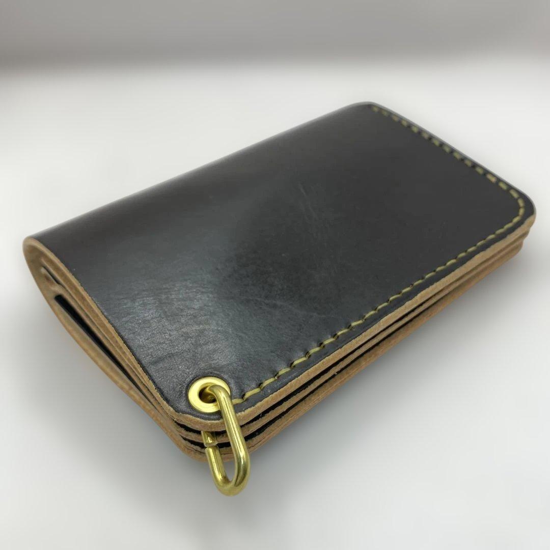 お札折らずに収納できる無骨な手染めミドルトラッカーウォレット BTW