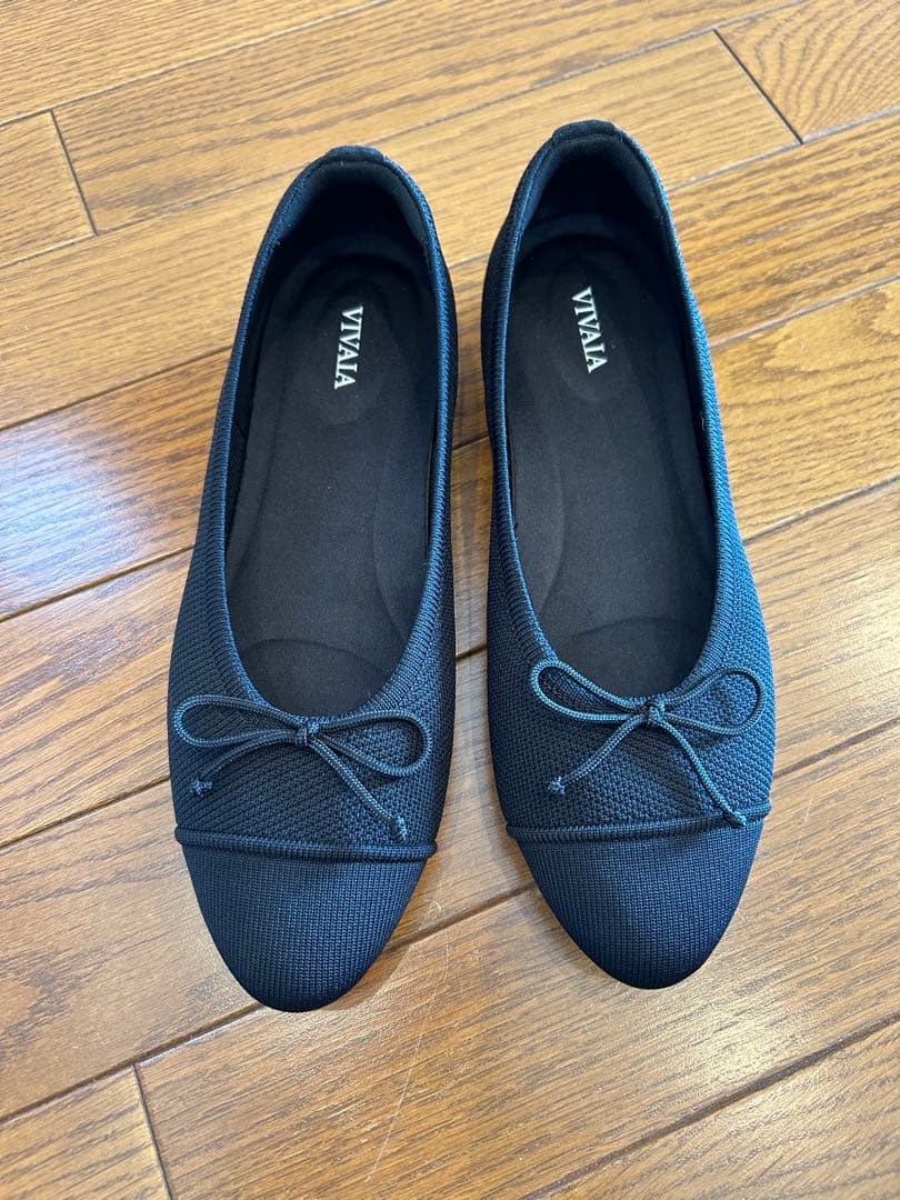 VIVIA ヴィヴァイア　ブラック アーモンドトゥフラットシューズ