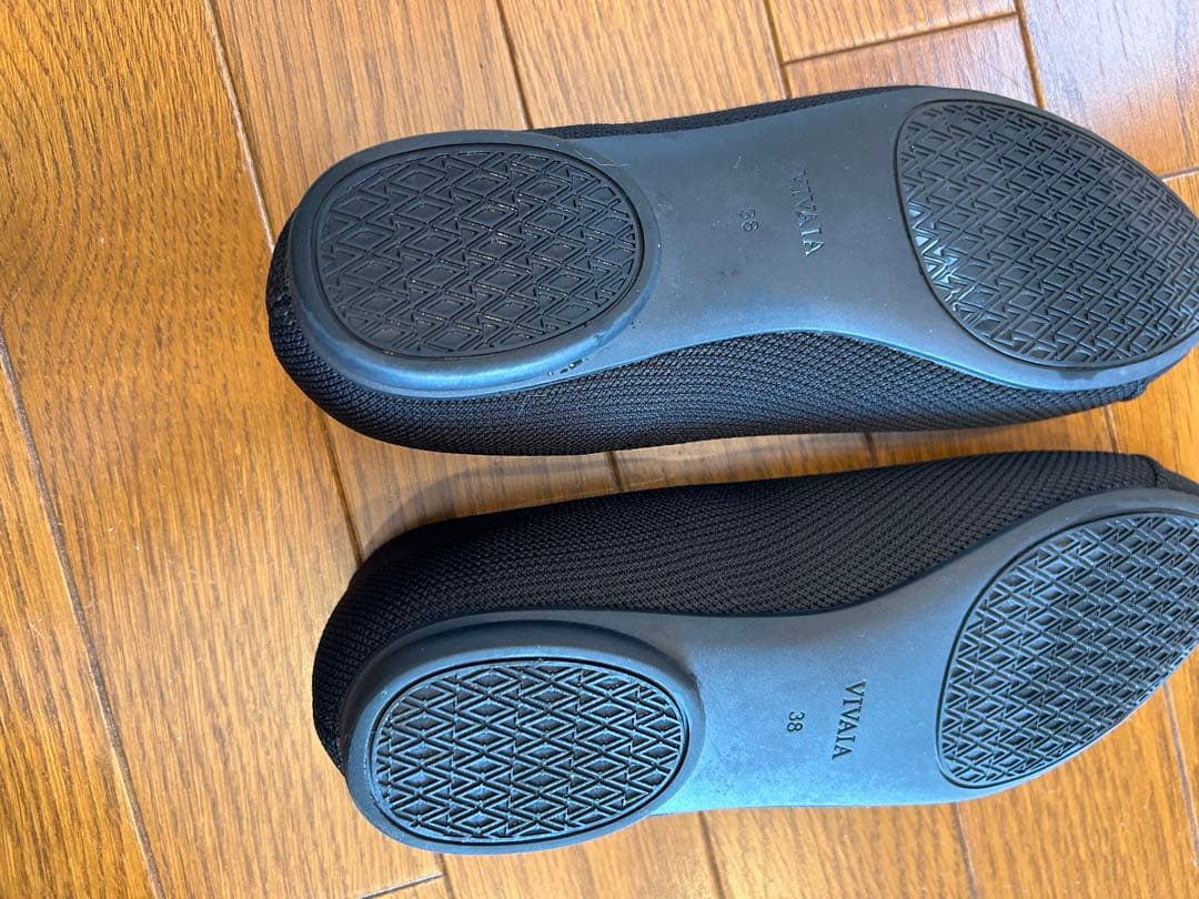 VIVIA ヴィヴァイア　ブラック アーモンドトゥフラットシューズ