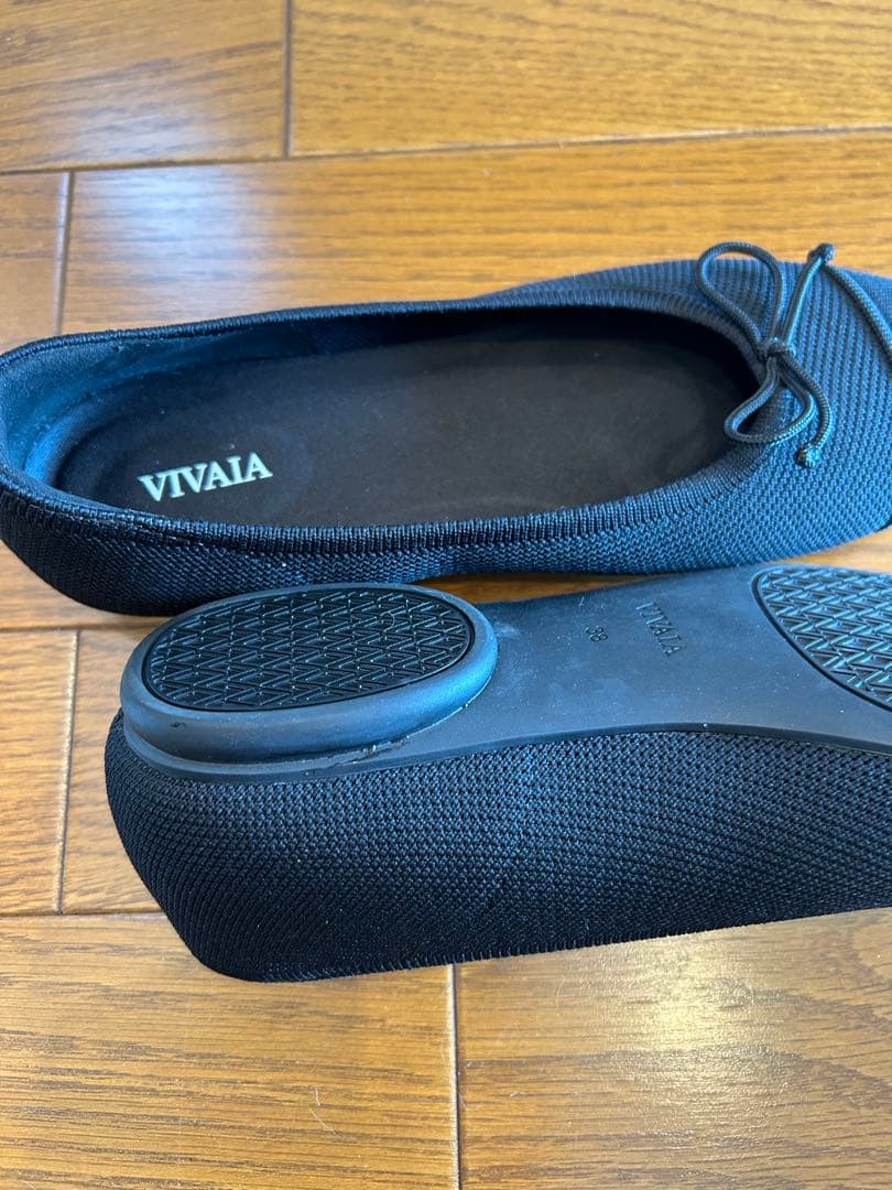 VIVIA ヴィヴァイア　ブラック アーモンドトゥフラットシューズ