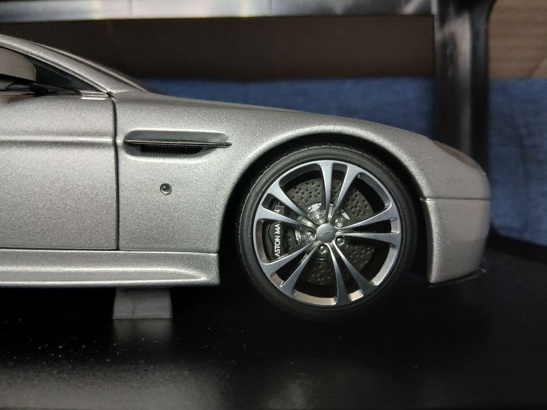 1/18 オートアート アストンマーチン V12 ヴァンテージ シルバー